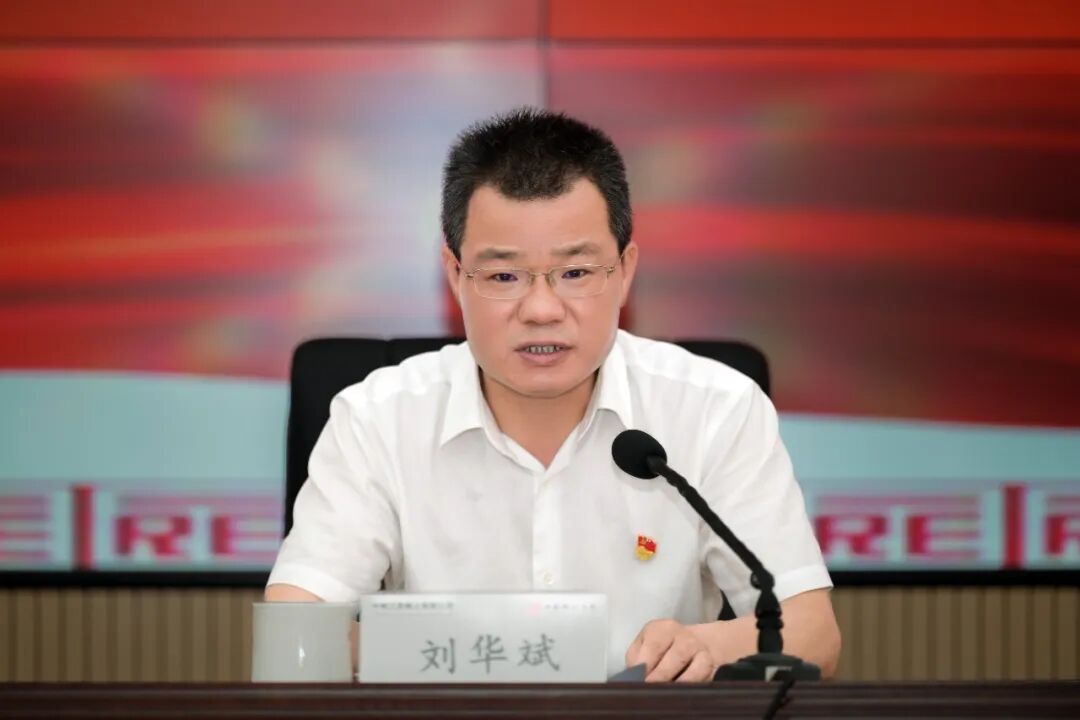 刘华斌到英国上市公司365讲授专题党课并调研